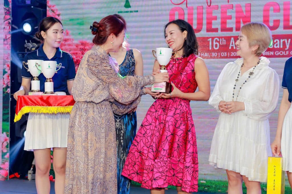 MEDIBONE ĐỒNG HÀNH CÙNG QUEEN CLUB GOLF TOURNAMENT: TÔN VINH VẺ ĐẸP BỀN BỈ SAU 16 NĂM HÀNH TRÌNH 3 MEDIBONE ĐỒNG HÀNH CÙNG QUEEN CLUB GOLF TOURNAMENT: TÔN VINH VẺ ĐẸP BỀN BỈ SAU 16 NĂM HÀNH TRÌNH