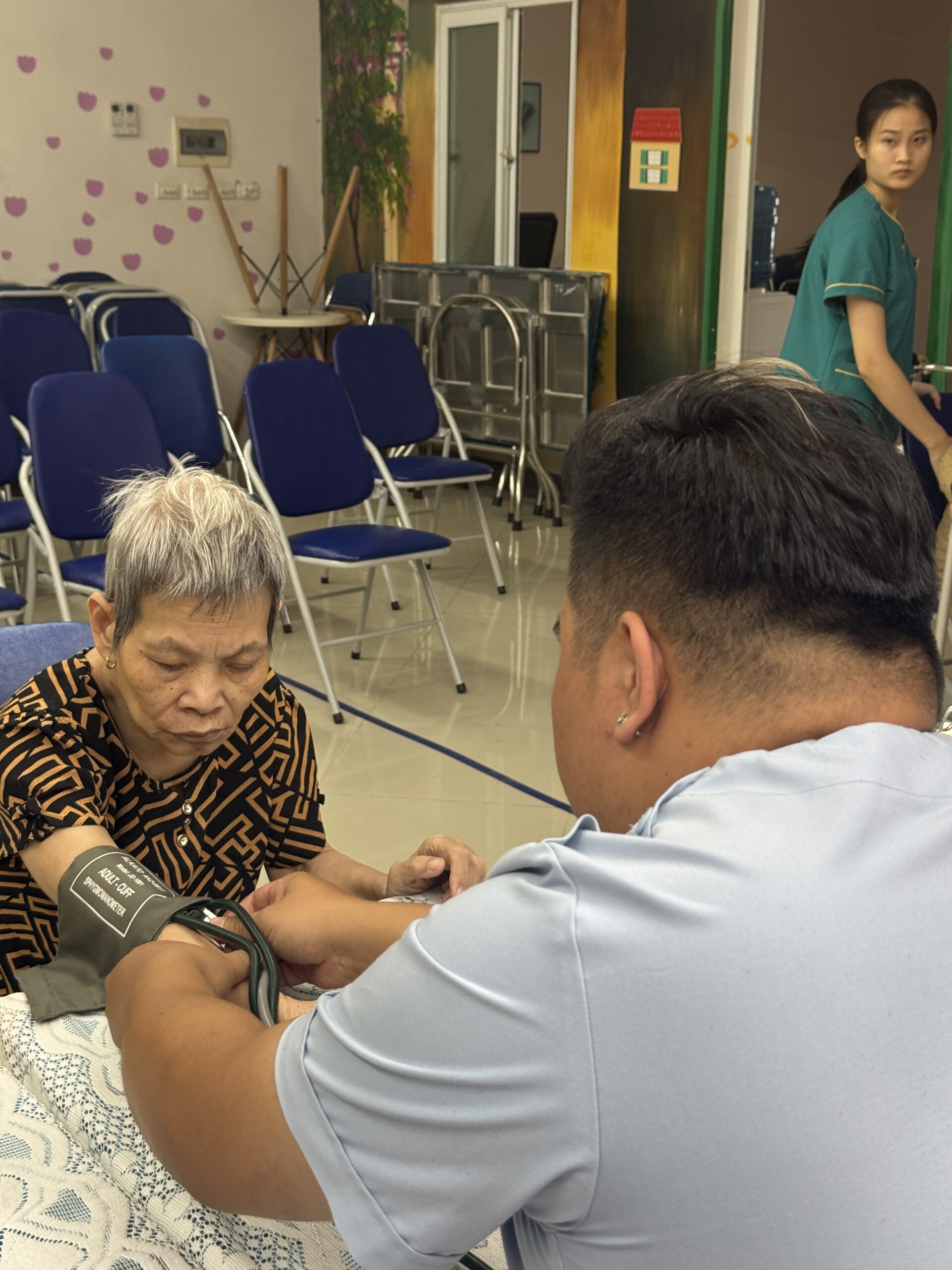 BÁC SĨ VIỆT NGUYỄN: 1 BUỔI THĂM KHÁM MIỄN PHÍ TẠI VIỆN DƯỠNG LÃO DIÊN HỒNG 3 BÁC SĨ VIỆT NGUYỄN: 1 BUỔI THĂM KHÁM MIỄN PHÍ TẠI VIỆN DƯỠNG LÃO DIÊN HỒNG