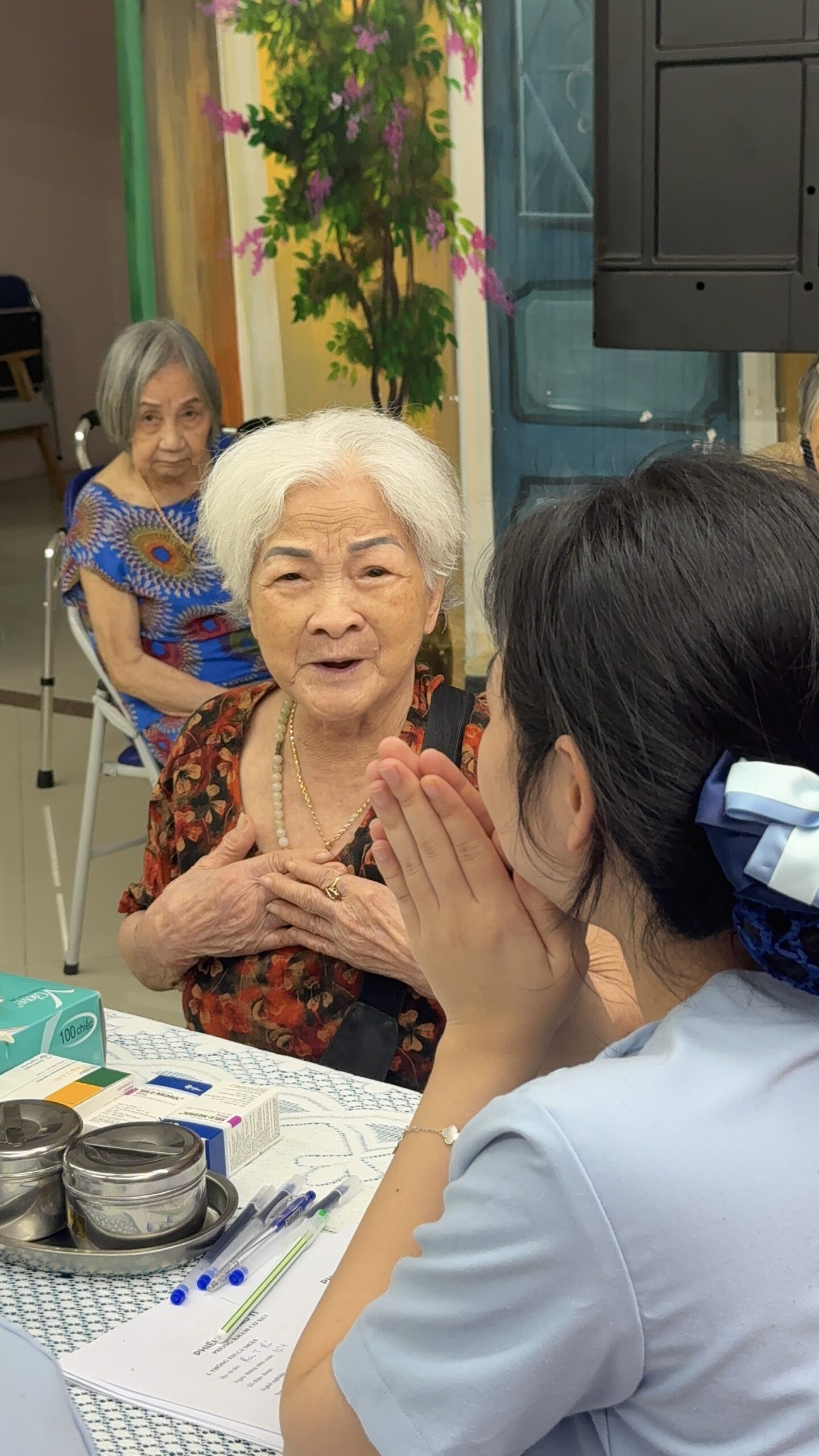 BÁC SĨ VIỆT NGUYỄN: 1 BUỔI THĂM KHÁM MIỄN PHÍ TẠI VIỆN DƯỠNG LÃO DIÊN HỒNG 2 BÁC SĨ VIỆT NGUYỄN: 1 BUỔI THĂM KHÁM MIỄN PHÍ TẠI VIỆN DƯỠNG LÃO DIÊN HỒNG